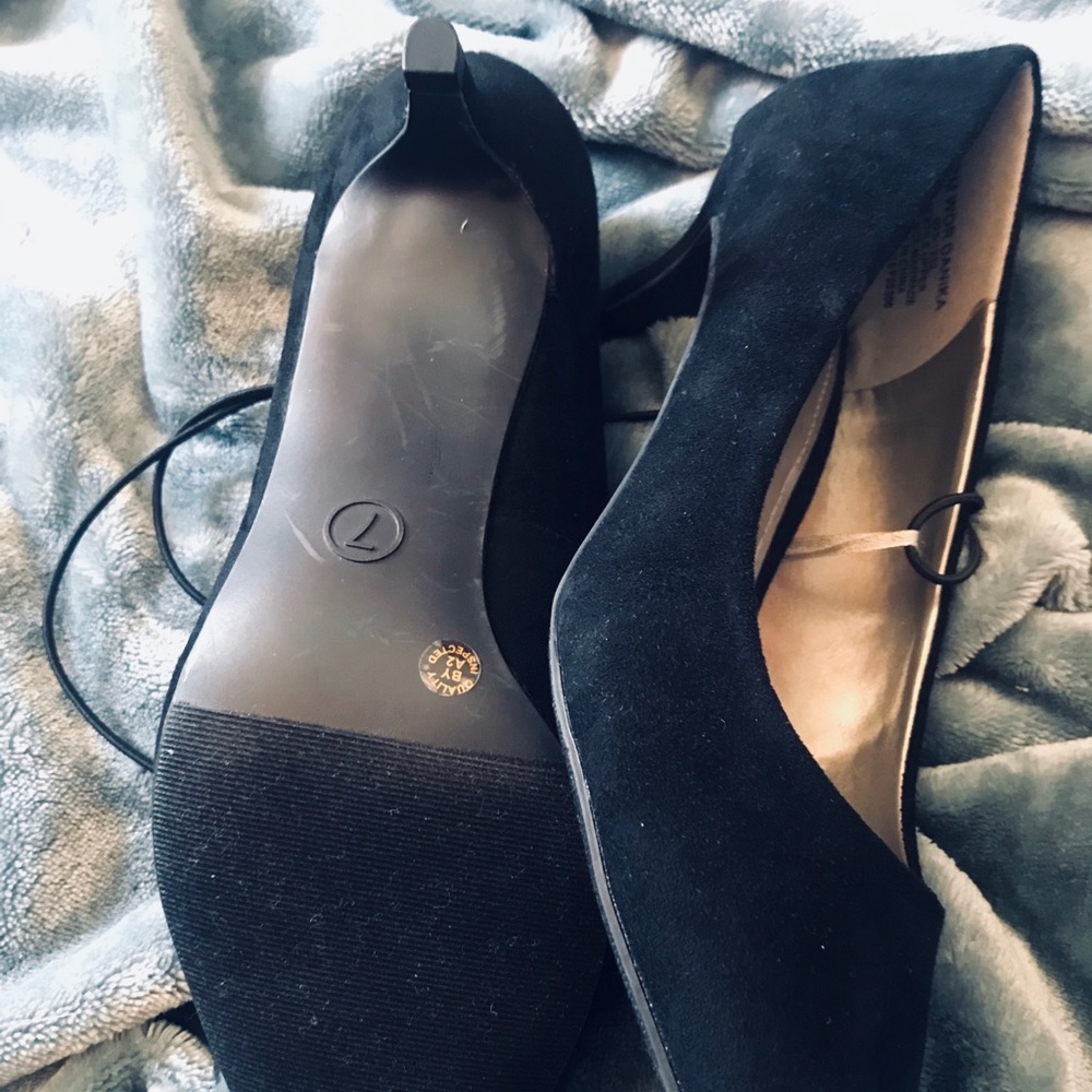 Black Pointed Toe Kitten Heels - Picture 5 of 5